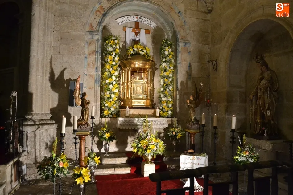 Foto 10 - Los fieles mirobrigenses cumplen con la tradici&oacute;n de visitar los Monumentos  