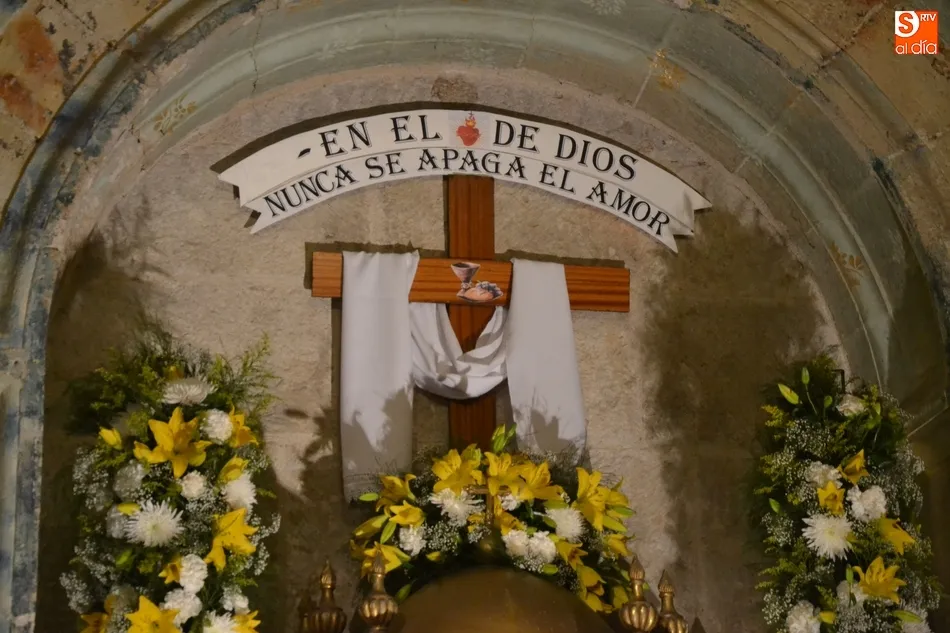 Foto 11 - Los fieles mirobrigenses cumplen con la tradici&oacute;n de visitar los Monumentos  