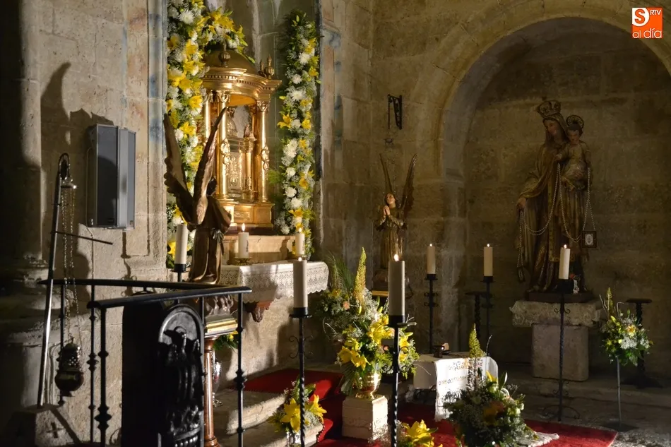 Foto 8 - Los fieles mirobrigenses cumplen con la tradici&oacute;n de visitar los Monumentos  