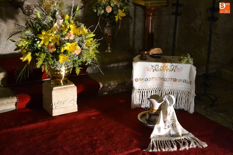 Foto 9 - Los fieles mirobrigenses cumplen con la tradici&oacute;n de visitar los Monumentos  