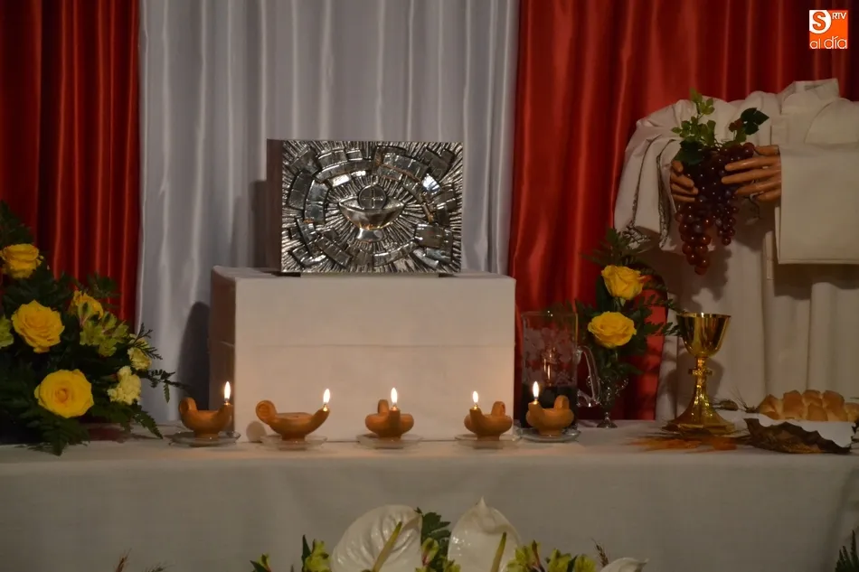 Foto 5 - Los fieles mirobrigenses cumplen con la tradici&oacute;n de visitar los Monumentos  
