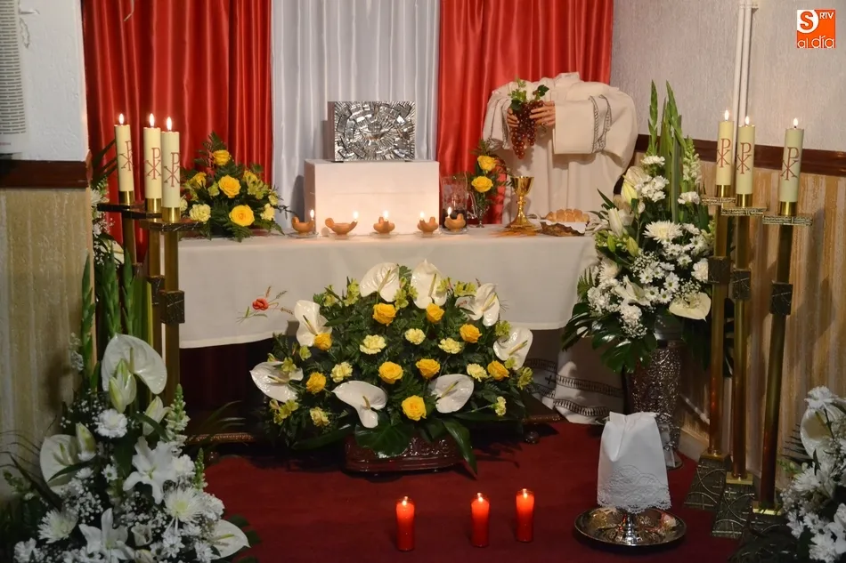Foto 6 - Los fieles mirobrigenses cumplen con la tradici&oacute;n de visitar los Monumentos  