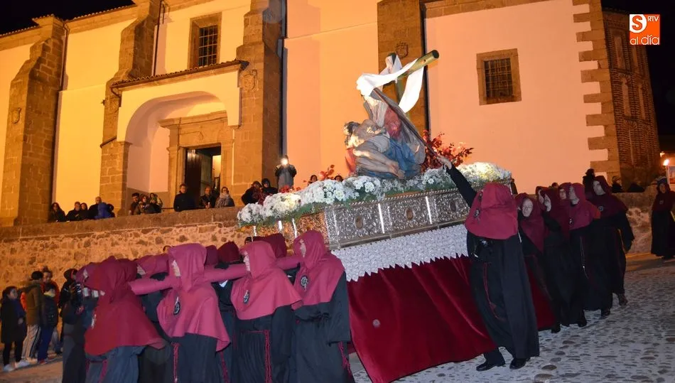 El vendaval anunciaba la lluvia que ha acortado la procesión de La Piedad