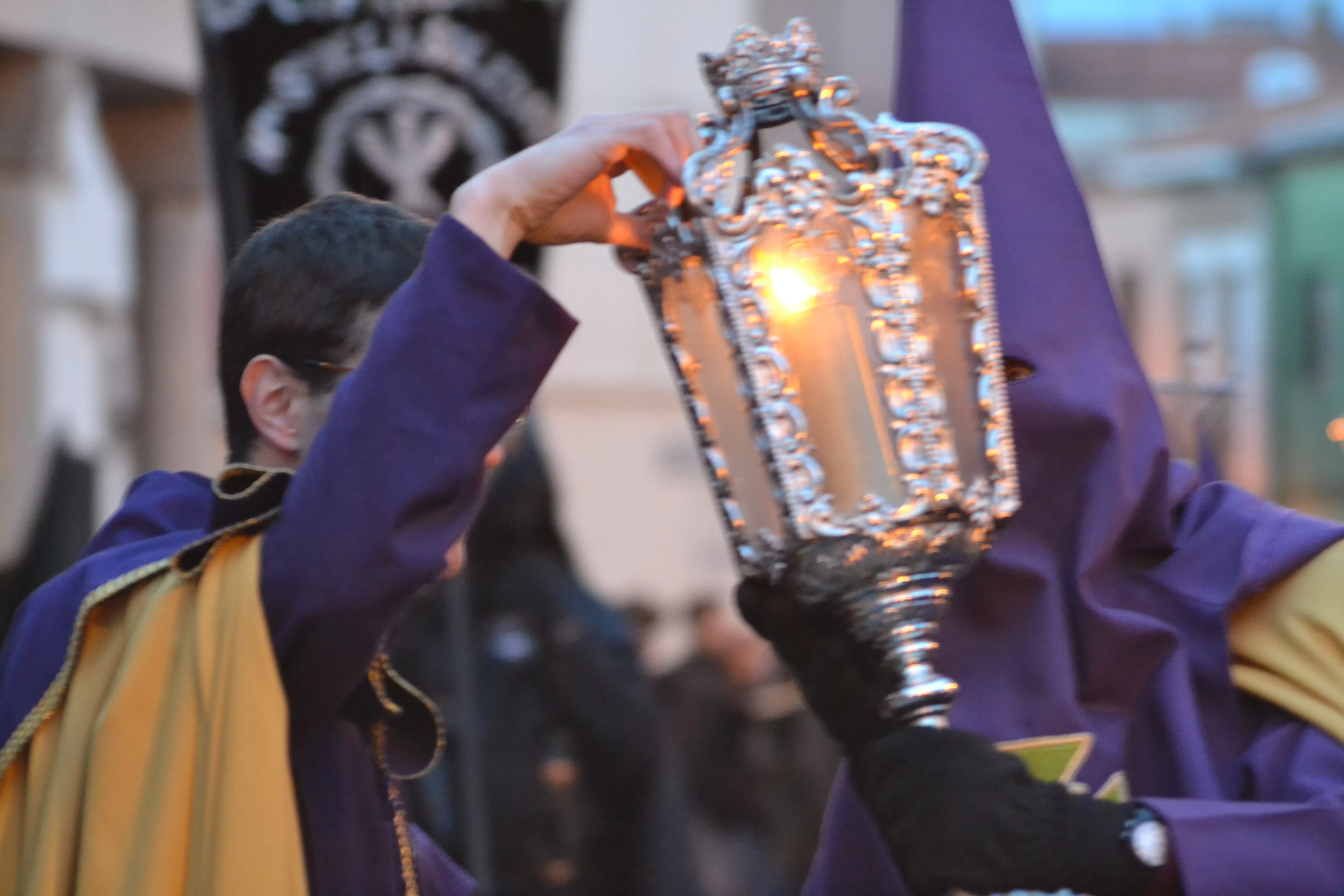 Foto 2 - Incienso, noche y silencio para una solemne procesi&oacute;n del Encuentro