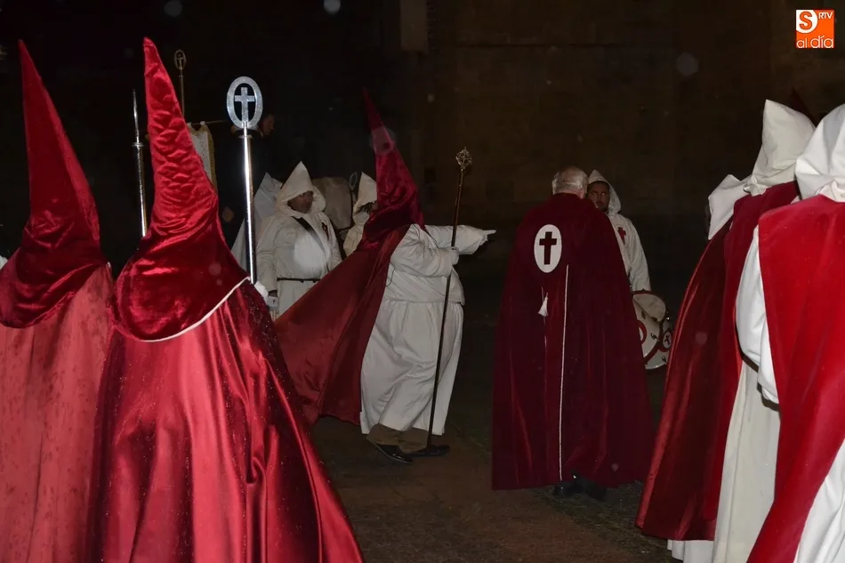 Foto 7 - El Cristo del Silencio acaba moj&aacute;ndose pese a recortar su Cofrad&iacute;a el recorrido  