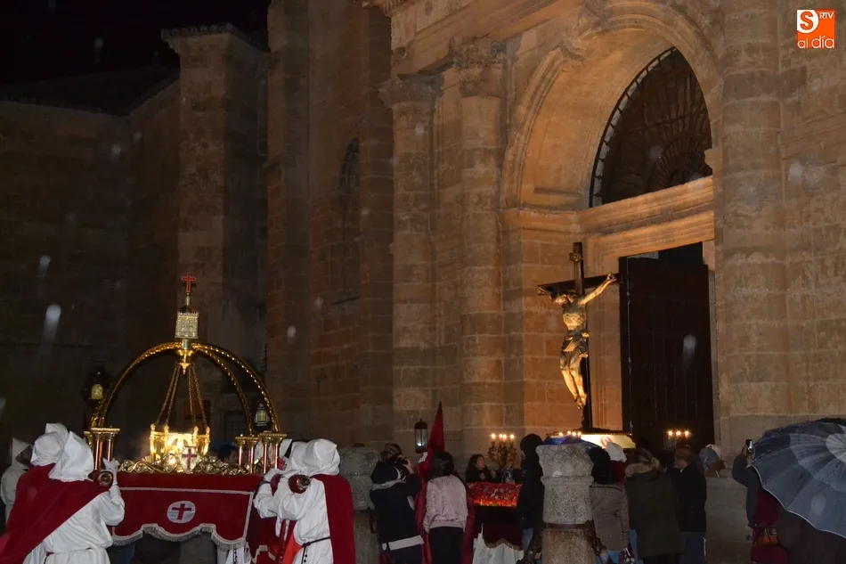 Foto 8 - El Cristo del Silencio acaba moj&aacute;ndose pese a recortar su Cofrad&iacute;a el recorrido  