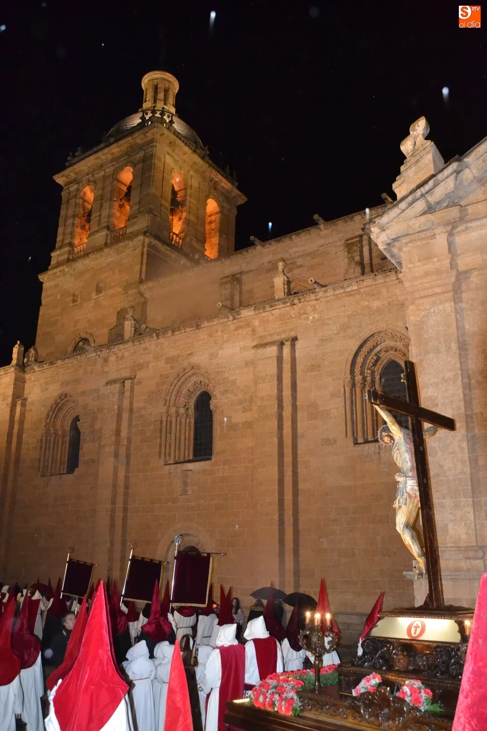 Foto 10 - El Cristo del Silencio acaba moj&aacute;ndose pese a recortar su Cofrad&iacute;a el recorrido  