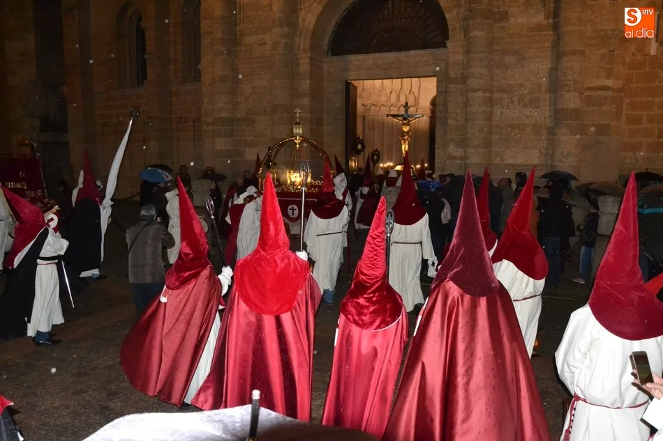 Foto 5 - El Cristo del Silencio acaba moj&aacute;ndose pese a recortar su Cofrad&iacute;a el recorrido  