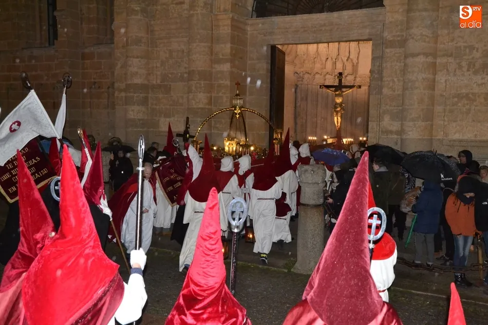 Foto 4 - El Cristo del Silencio acaba moj&aacute;ndose pese a recortar su Cofrad&iacute;a el recorrido  