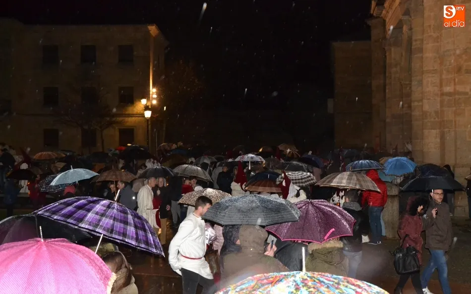Foto 3 - El Cristo del Silencio acaba moj&aacute;ndose pese a recortar su Cofrad&iacute;a el recorrido  