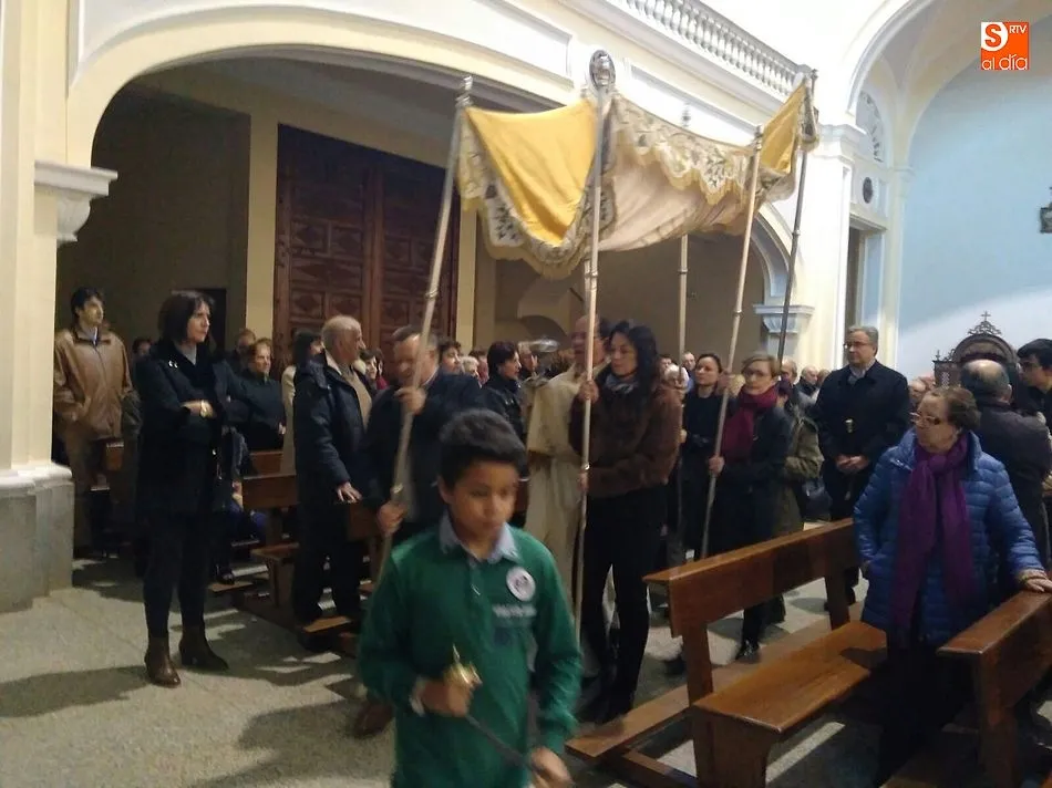Foto 10 - Los vecinos de la villa demuestran su devoci&oacute;n en el Jueves Santo