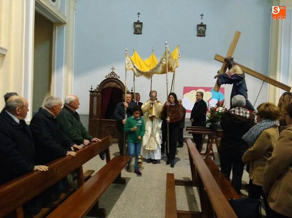 Foto 9 - Los vecinos de la villa demuestran su devoci&oacute;n en el Jueves Santo