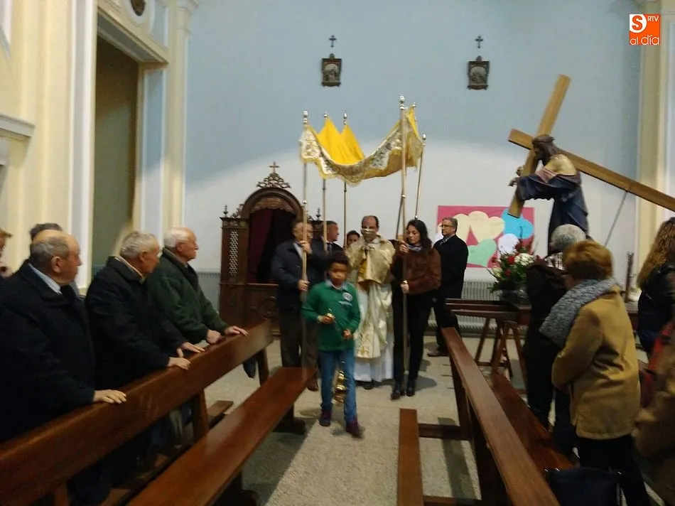 Foto 8 - Los vecinos de la villa demuestran su devoci&oacute;n en el Jueves Santo