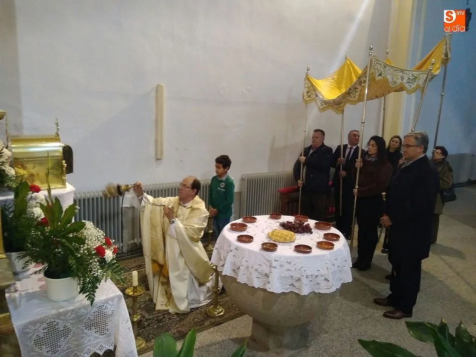 Foto 6 - Los vecinos de la villa demuestran su devoci&oacute;n en el Jueves Santo