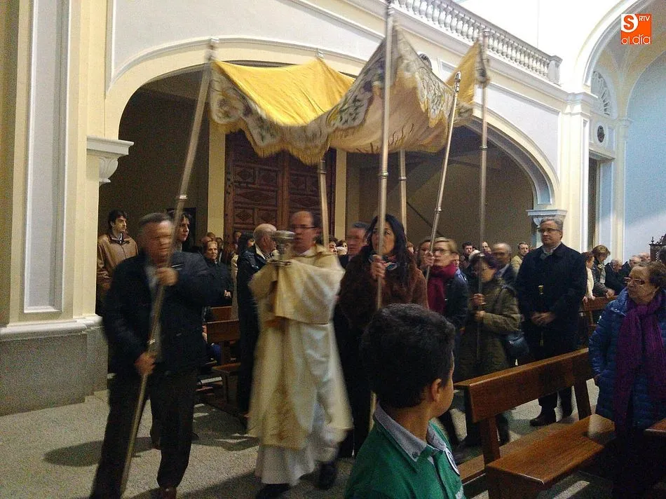 Foto 5 - Los vecinos de la villa demuestran su devoci&oacute;n en el Jueves Santo