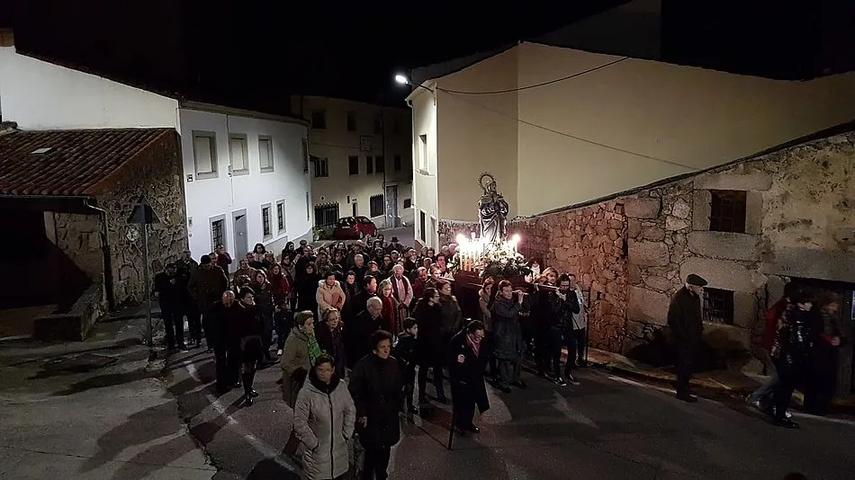 Foto 8 - La Procesi&oacute;n del Silencio se abre paso por las calles de Ledrada