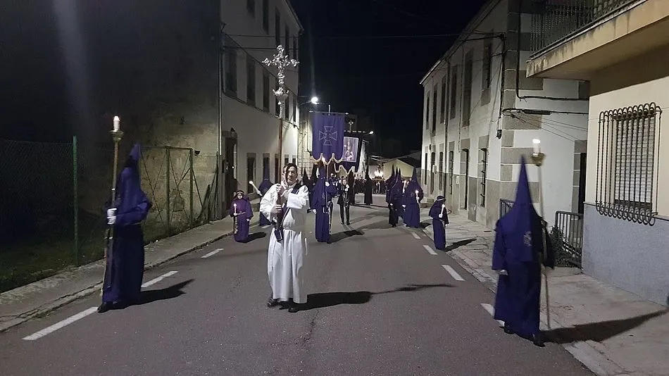Foto 7 - La Procesi&oacute;n del Silencio se abre paso por las calles de Ledrada