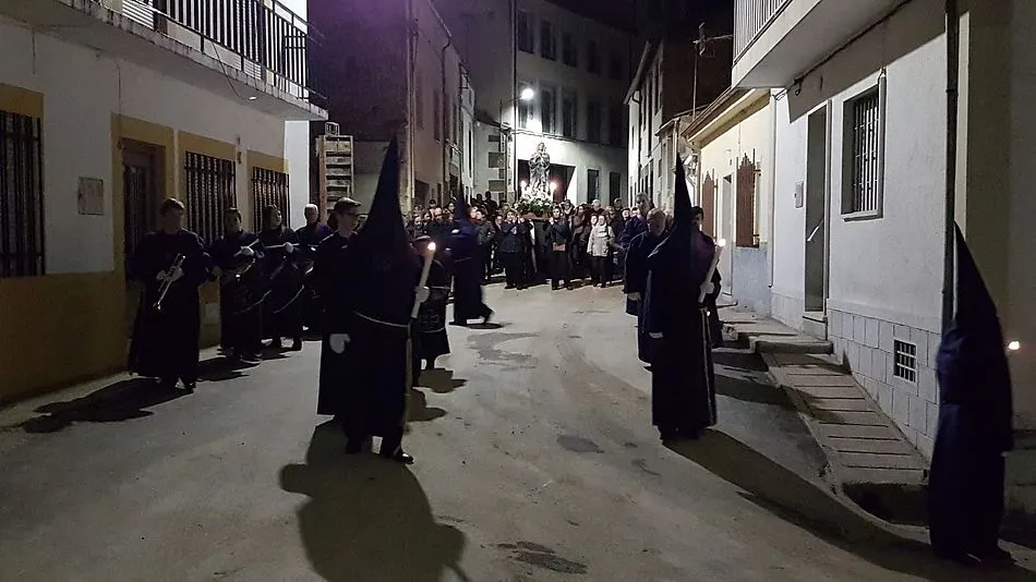 Foto 6 - La Procesi&oacute;n del Silencio se abre paso por las calles de Ledrada