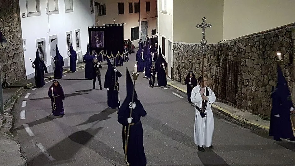 Foto 5 - La Procesi&oacute;n del Silencio se abre paso por las calles de Ledrada