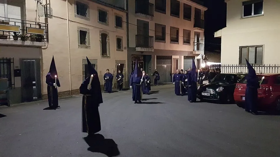 Foto 4 - La Procesi&oacute;n del Silencio se abre paso por las calles de Ledrada