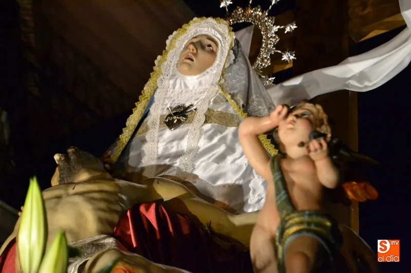 Foto 6 - Solemne luto en el amanecer del Viernes Santo y su V&iacute;a Crucis