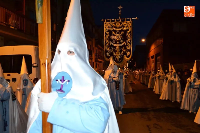 Foto 4 - Solemne luto en el amanecer del Viernes Santo y su V&iacute;a Crucis