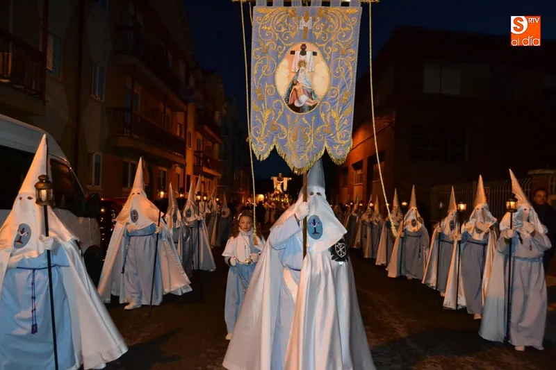 Foto 3 - Solemne luto en el amanecer del Viernes Santo y su V&iacute;a Crucis