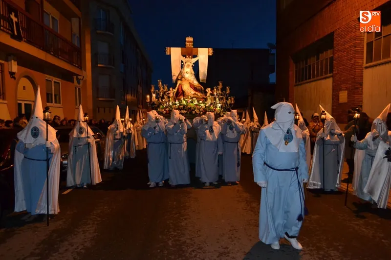 Foto 2 - Solemne luto en el amanecer del Viernes Santo y su V&iacute;a Crucis