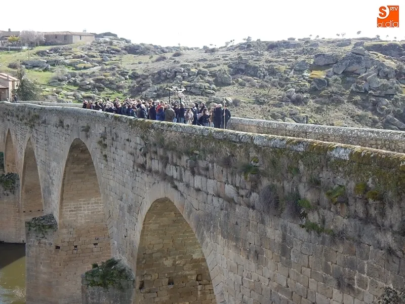 Foto 11 - El Cristo de las Aguas cruza el puente de Ledesma en una fr&iacute;a ma&ntilde;ana de Viernes Santo