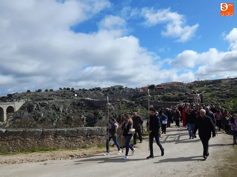 Foto 8 - El Cristo de las Aguas cruza el puente de Ledesma en una fr&iacute;a ma&ntilde;ana de Viernes Santo