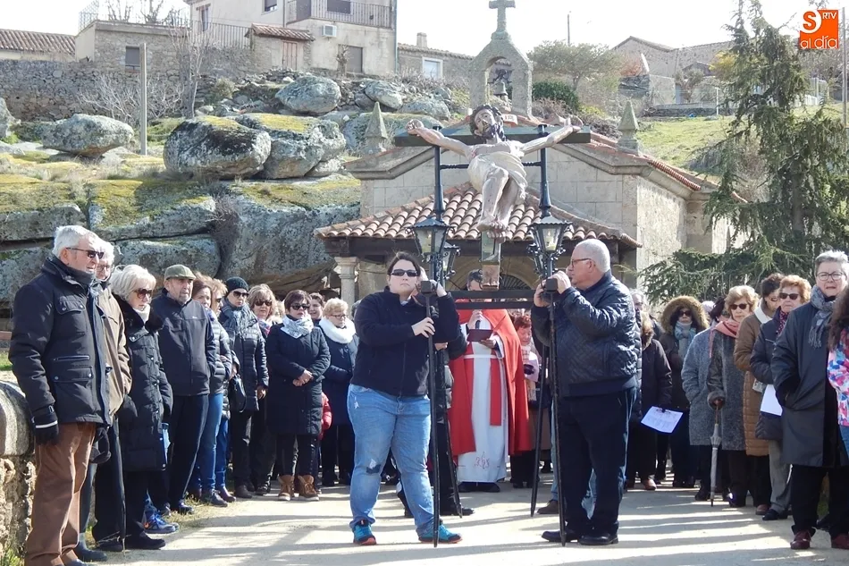 El Cristo de las Aguas, a su salida de la ermita al otro lado del río, en la mañana de Viernes Santo en Ledesma