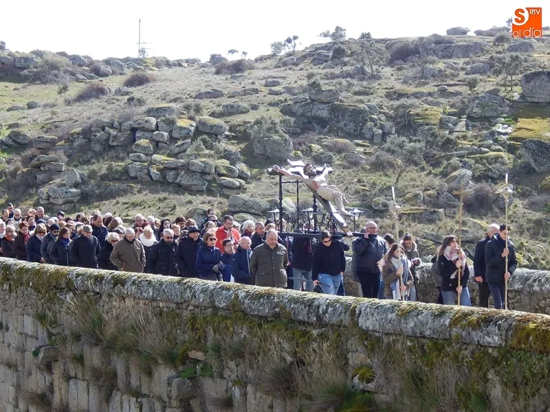 Foto 9 - El Cristo de las Aguas cruza el puente de Ledesma en una fr&iacute;a ma&ntilde;ana de Viernes Santo
