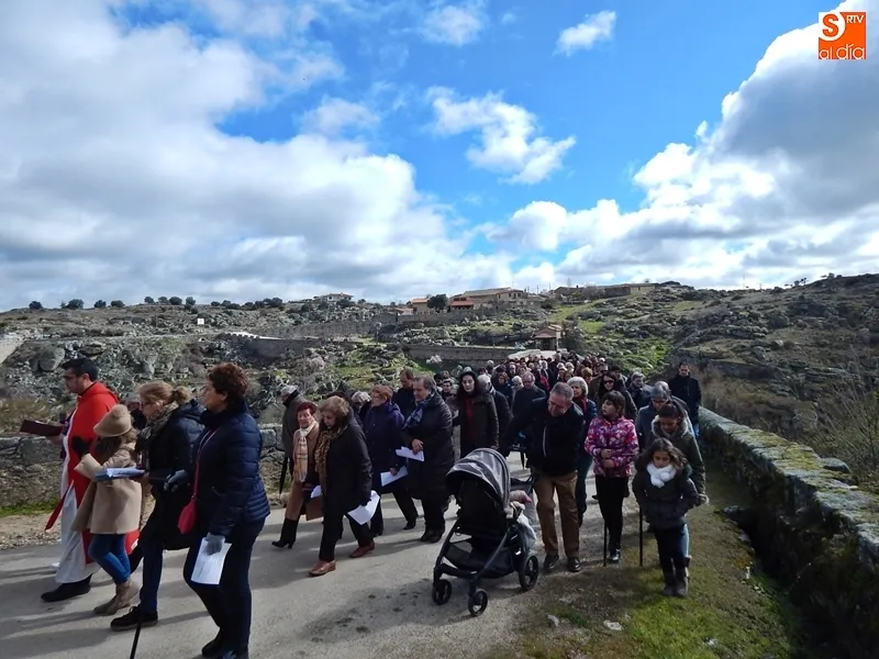 Foto 6 - El Cristo de las Aguas cruza el puente de Ledesma en una fr&iacute;a ma&ntilde;ana de Viernes Santo
