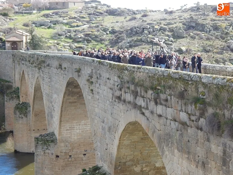 Foto 10 - El Cristo de las Aguas cruza el puente de Ledesma en una fr&iacute;a ma&ntilde;ana de Viernes Santo