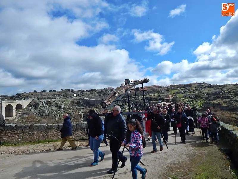 Foto 7 - El Cristo de las Aguas cruza el puente de Ledesma en una fr&iacute;a ma&ntilde;ana de Viernes Santo