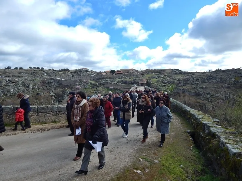 Foto 4 - El Cristo de las Aguas cruza el puente de Ledesma en una fr&iacute;a ma&ntilde;ana de Viernes Santo