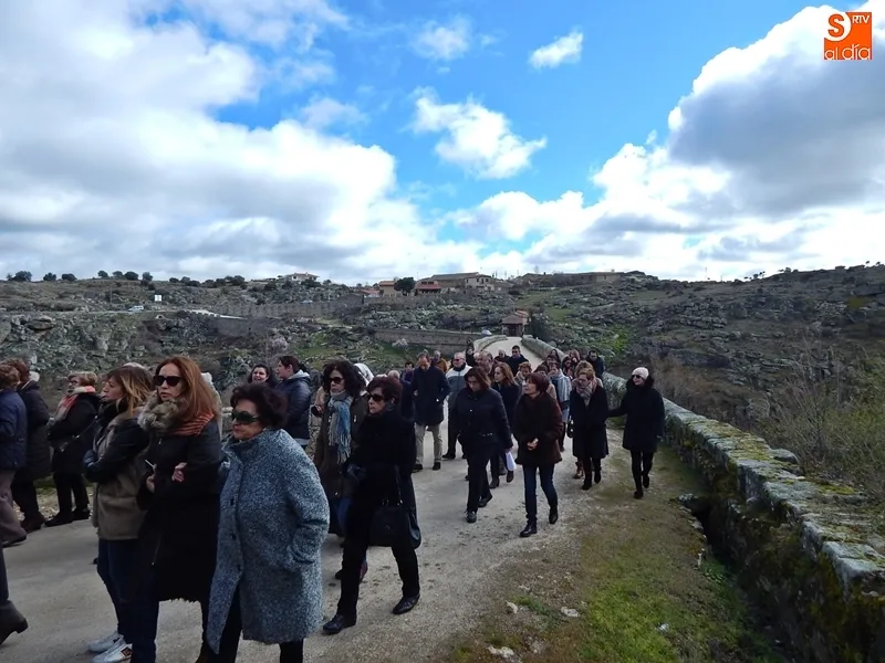 Foto 3 - El Cristo de las Aguas cruza el puente de Ledesma en una fr&iacute;a ma&ntilde;ana de Viernes Santo