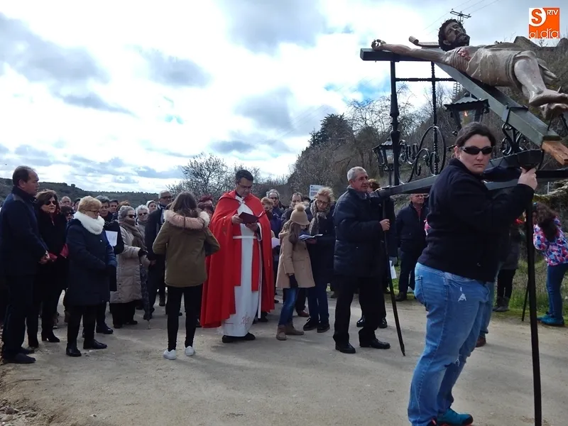 Foto 2 - El Cristo de las Aguas cruza el puente de Ledesma en una fr&iacute;a ma&ntilde;ana de Viernes Santo
