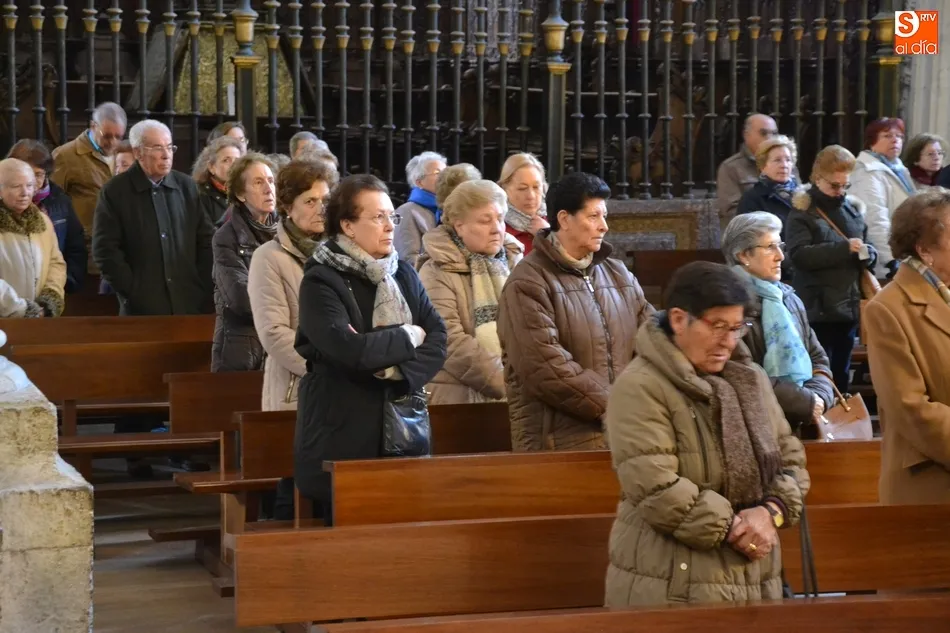 Foto 3 - Medio centenar de fieles reza el Viacrucis en la Catedral  