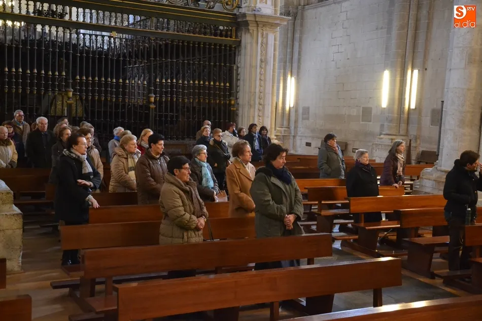 Foto 4 - Medio centenar de fieles reza el Viacrucis en la Catedral  