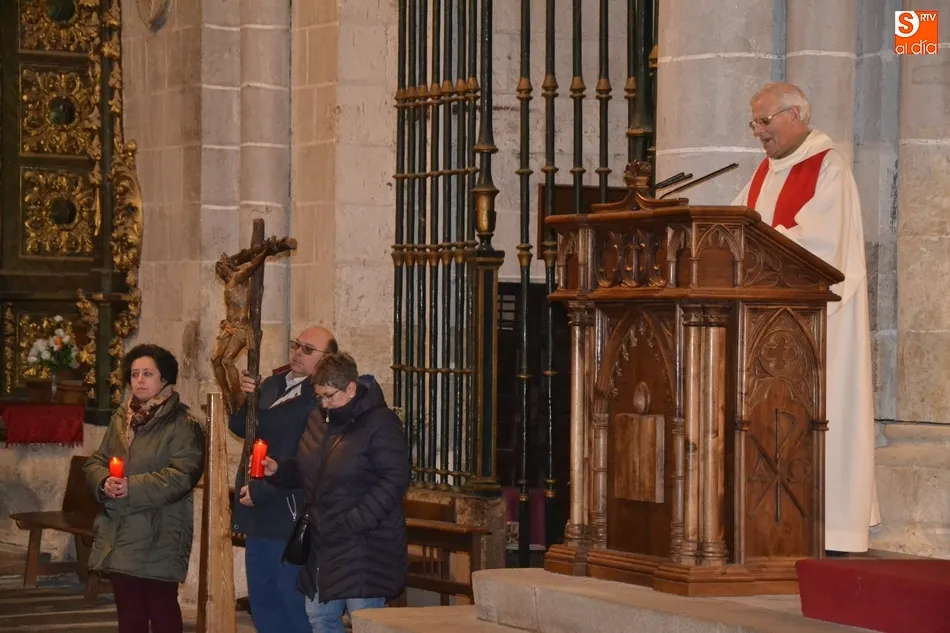 Foto 2 - Medio centenar de fieles reza el Viacrucis en la Catedral  