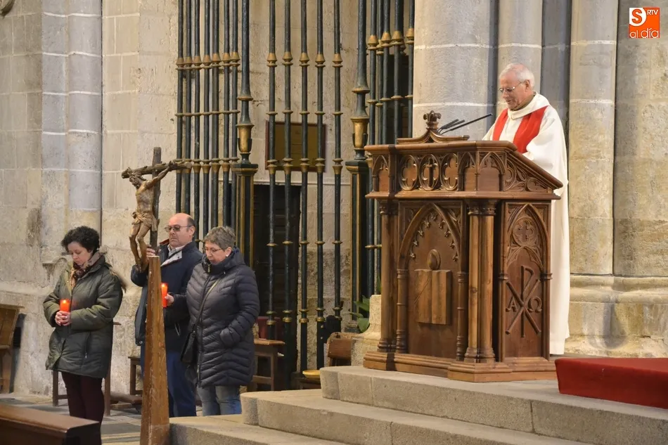 Medio centenar de fieles reza el Viacrucis en la Catedral  