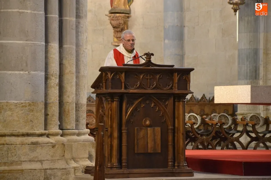 Foto 5 - Medio centenar de fieles reza el Viacrucis en la Catedral  