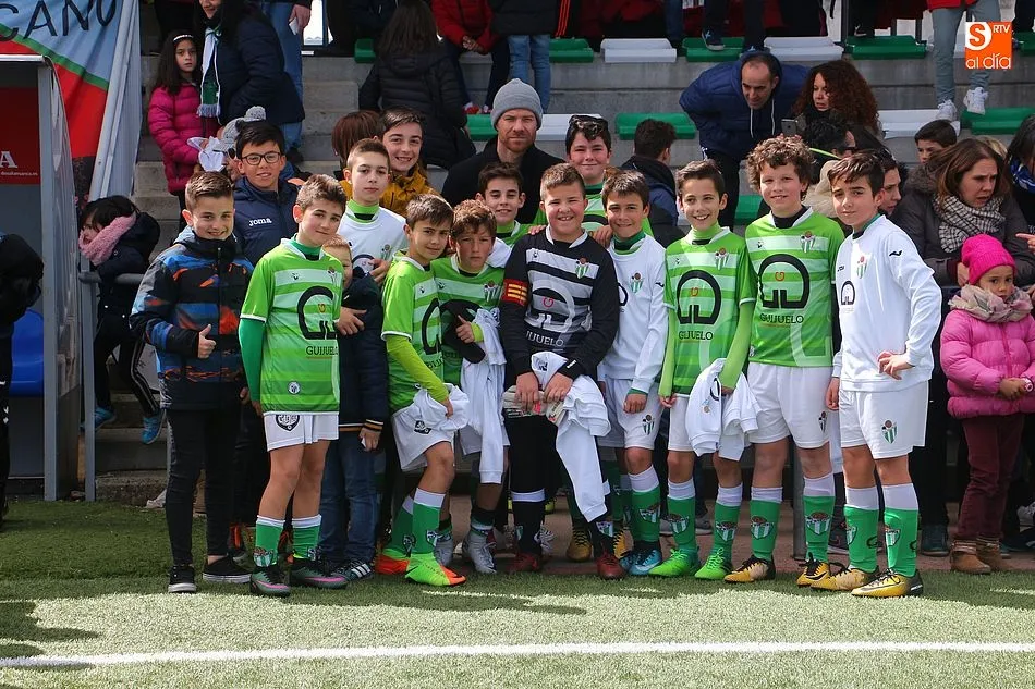 Ningún joven equipo pierde la oportunidad de hacerse una foto con Xavi Alonso