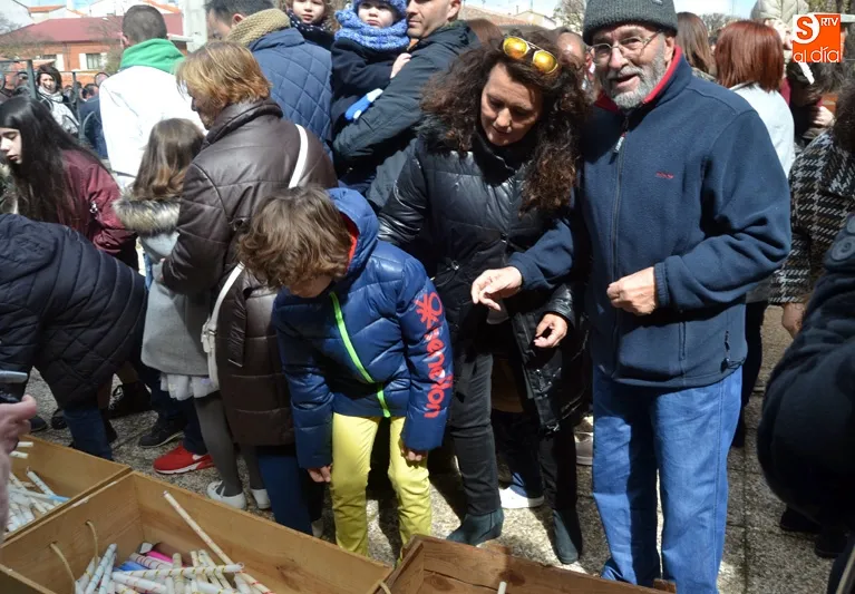 Foto 10 - Ilusi&oacute;n y ganas pueden con el frio y hacen multitudinaria la original procesi&oacute;n de la Vela