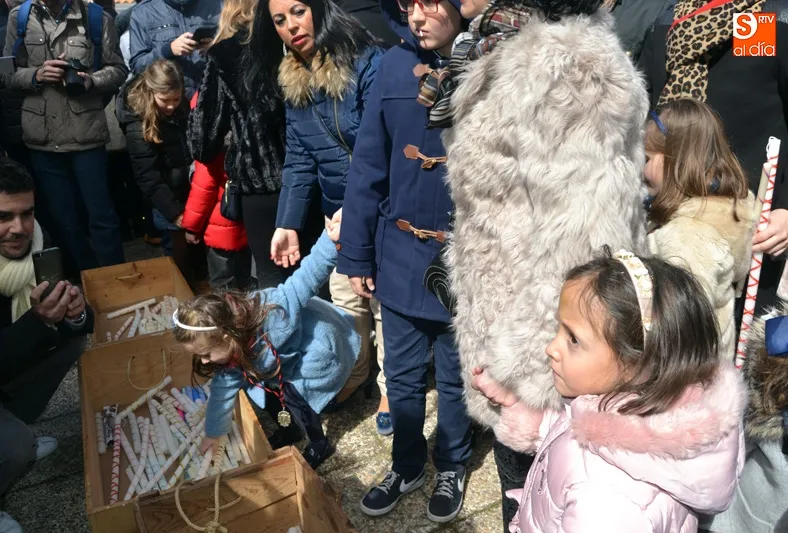Foto 7 - Ilusi&oacute;n y ganas pueden con el frio y hacen multitudinaria la original procesi&oacute;n de la Vela