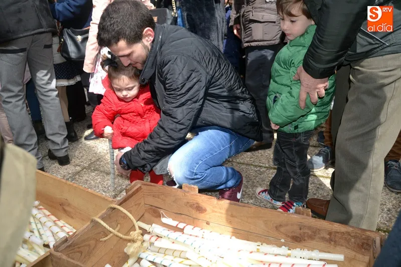 Foto 3 - Ilusi&oacute;n y ganas pueden con el frio y hacen multitudinaria la original procesi&oacute;n de la Vela