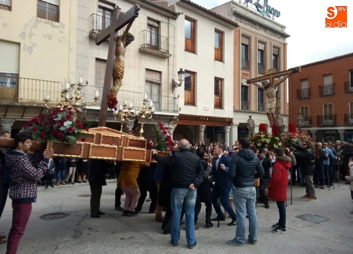 Foto 2 - Ilusi&oacute;n y ganas pueden con el frio y hacen multitudinaria la original procesi&oacute;n de la Vela