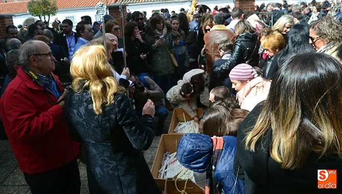 Cientos de personas abarrotaron la Ermita del Humilladero para participar en la procesión de la Vela