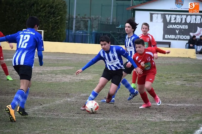 Jugadores del Navega y el Padura disputan la posesión del balón